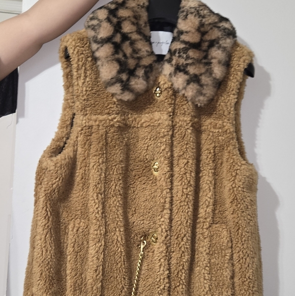 COACH X JENNIFER LOPEZ SHERPA SIGNATURE VEST - Picture 2 of 3